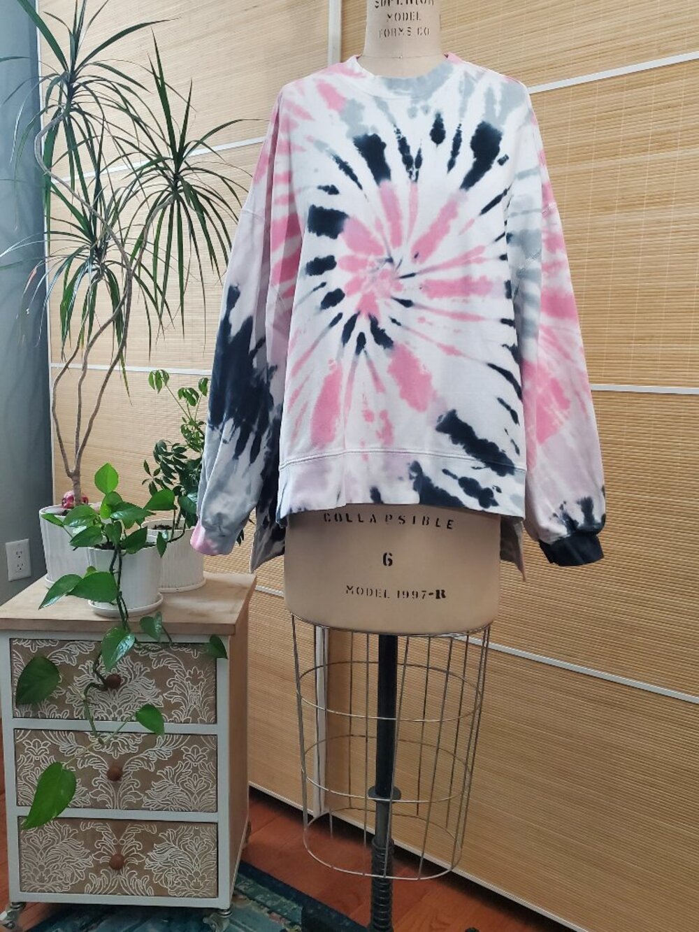 Pre-Loved Electric + Rose garment tie-dyed sweatshirt size M -- PINK